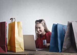dziewczyna robiąca zakupy online