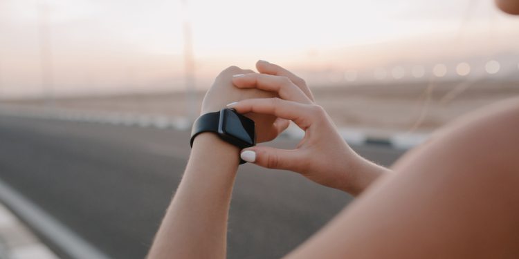 Kobieta korzystająca z zegarka sportowego na dworze