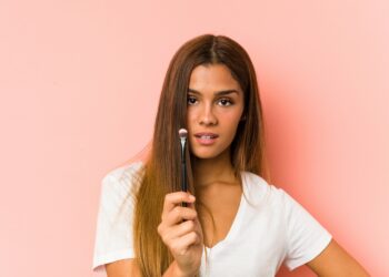 Jak prawidłowo prostować włosy, by ich nie uszkodzić?